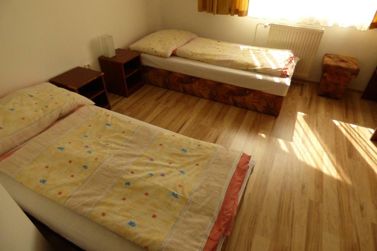 Vazinka Hotell Madunice Eksteriør bilde